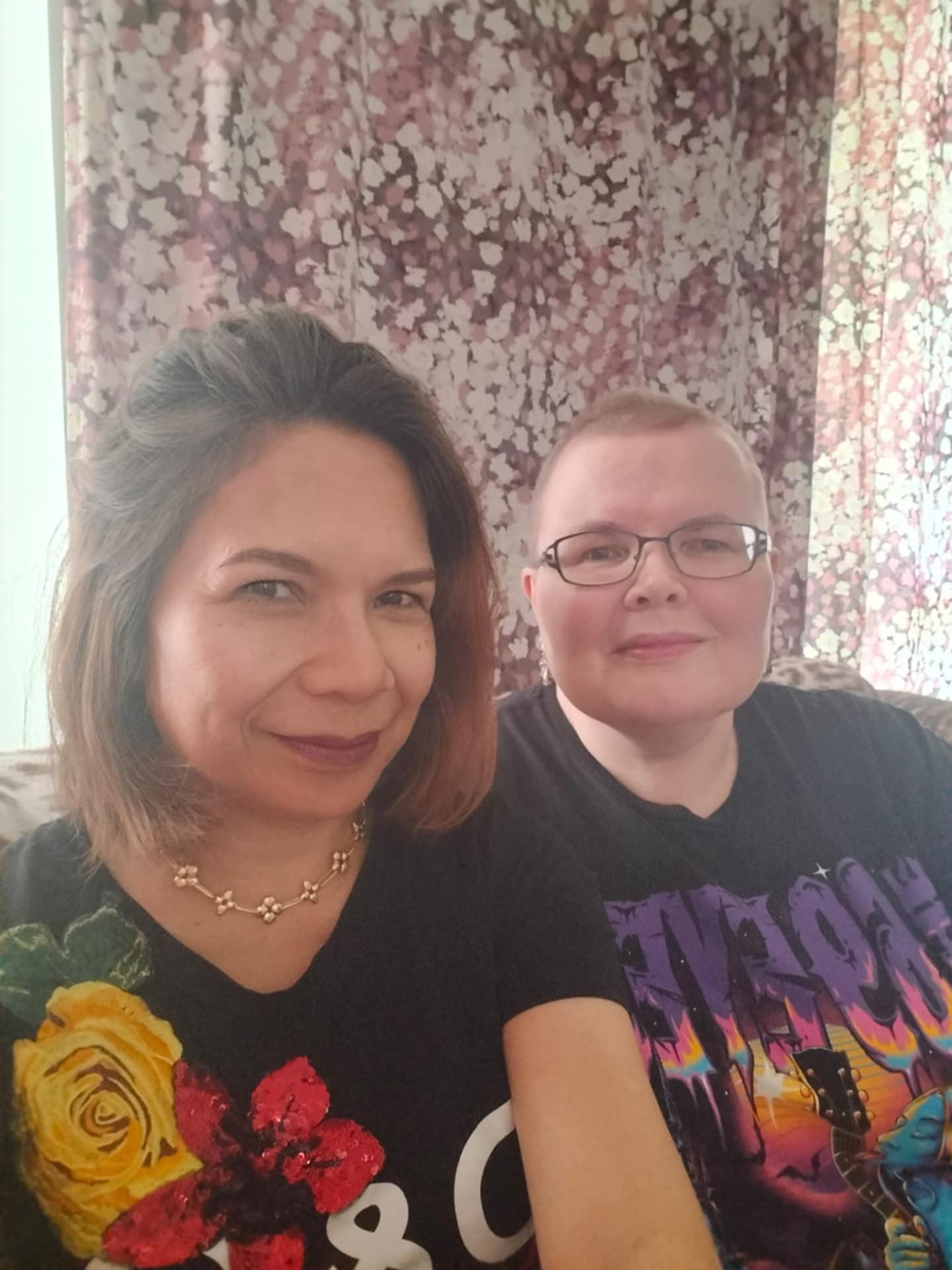 Hän on yksi minulle rakkaista asiakkaista, jonka kanssa olen työskennellyt jo seitsemän vuoden ajan. Hänen seurassaan hän tuntee olonsa aina turvalliseksi ja iloiseksi, ja hän on pääsääntöisesti hyvin tyytyväinen tarjoamiini hoiva- ja avustamispalveluihin. Toimiessani hänen henkilökohtaisena avustajanaan arkemme on sujuvaa ja kevyempää, sillä ymmärrämme toisiamme hyvin. Nauramme usein yhdessä, eikä päivämme ole koskaan tylsä, koska teemme paljon mukavia ja vaihtelevia asioita yhdessä. Teen työni aina niin hyvin kuin hän toivoo. Huolehdin hänen päivittäisestä hyvinvoinnistaan ja tarjoan tukea hänen yksilöllisten tarpeidensa mukaan. On ilahduttavaa huomata, että hän on aina kiitollinen saamastaan avusta ja palvelusta.